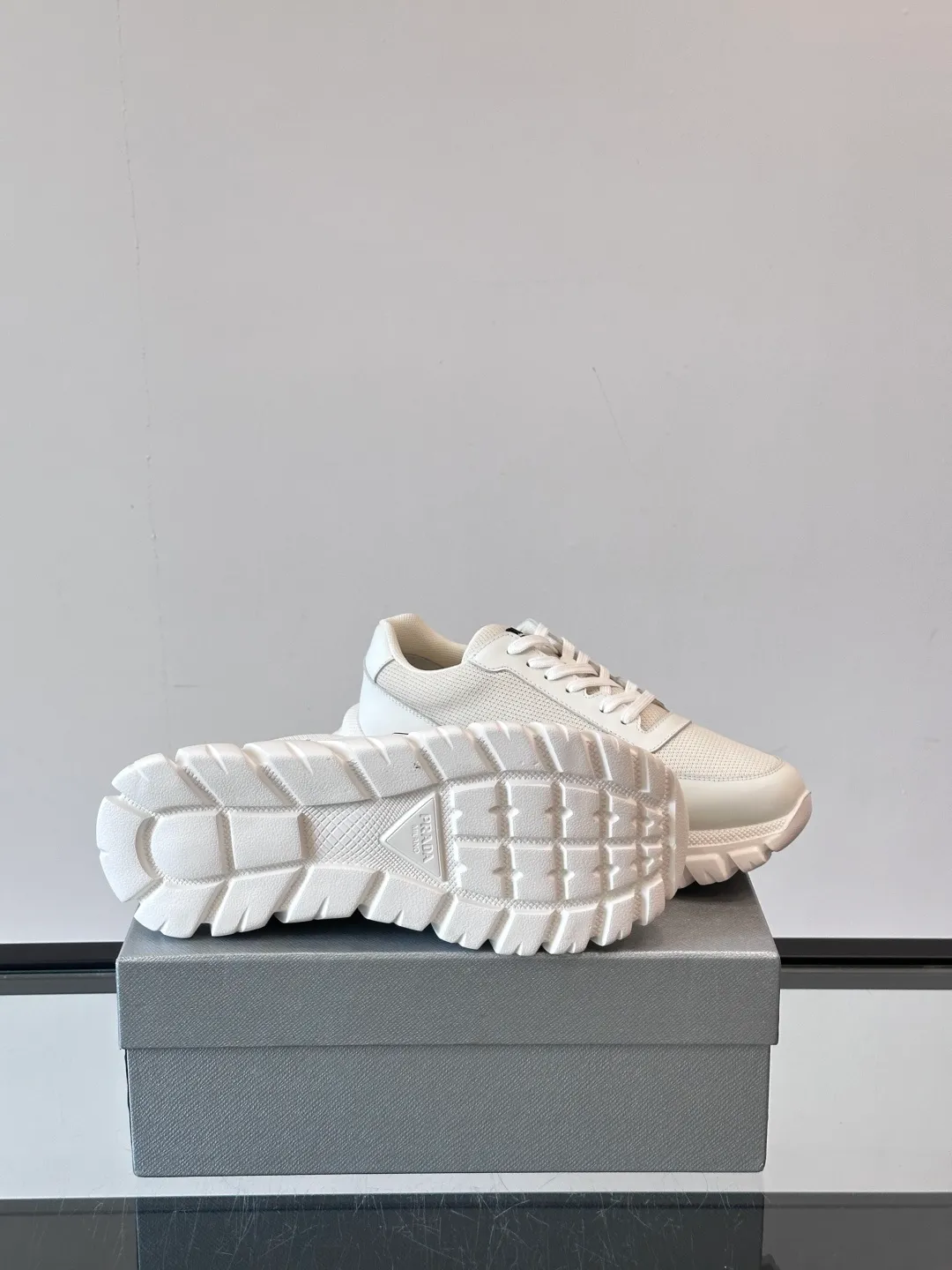 p440 "PRAD＊" men's new soft leather casual sneakers. This sneaker is made of Napa cowhide. The leather is soft and delicate, with a natural texture, which improves breathability. The rubber triangle logo on the outside embellishes the shoe body. The tongue and heel are decorated with brand letter logo details. Ultra-lightweight 6cm concave and convex rubber thick sole with PRADA letter logo on the side and cowhide lining. It feels comfortable on the foot and is exquisite and versatile! Size: 38-44 (45.46 customized)